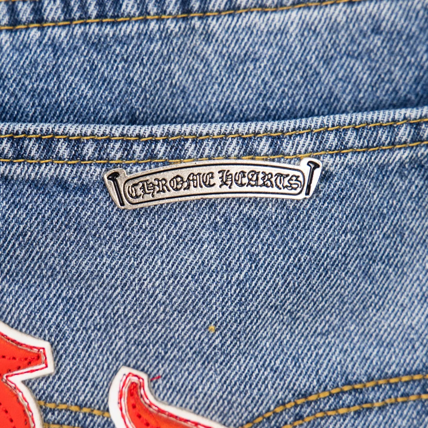P260 Chrome Hearts Light Blue Pants Sanskrit Red and White Leather Jeans CH jeans need to be washed and then dismantled and hand-stitched with sheepskin cross leather and then spliced ​​together. The whole piece has too many craftsmanship to explain. The patchwork cross pattern is embellished, and the high-waisted washed jeans! ! Absolutely high-end luxury products, god-level single products and super popular products, made with top heavy industry, a must-see magic weapon. Customized hardware. The fabric is thick and soft after washing. It has good breathability. Customized small leather label. Unique design. The details are simple and elegant, and the workmanship is exquisite. The entire trousers are neatly routed and the details are in place! It’s so cool that both men and women can easily control the genderless trend! Style number: 1802# Color: blue Size: 28 30 32 34